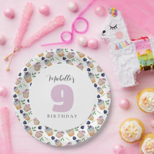 Waterverf van cupcakes en vruchten, gemonogd papieren bordje