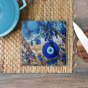 Waterverf van met nazars gedecorbeerde bomen tegeltje