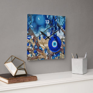 Waterverf van met nazars gedecorbeerde bomen vierkante klok