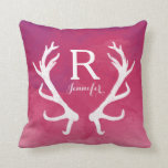 Waterverf van Monogram Rustic Antlers Kussen<br><div class="desc">Een heldere waterverf achtergrond met spatten en penseelstreken van rood, roze en paars legt de basis voor een mooi, trendy item. Pas het aan met jouw naam en monogram! Een paar rustige blanke Europese hertengeweien voegt een stukje land toe. Het maakt een artistiek geschenk voor degenen die ook de buitenwereld...</div>