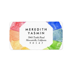 Waterverf van regenboog omringt moderne kleurrijke etiket