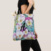 Waterverf van roze, gele, witte pansies Monogram Tote Bag (Dichtbij)
