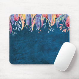 Waterverf veren op blauw leder muismat