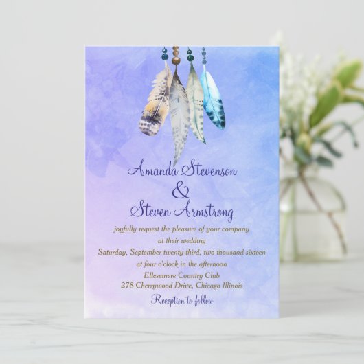 Waterverf veren op een blauwachtige Paarse bruilof Kaart (Staand voorkant)