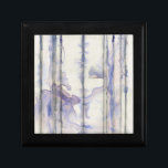 Waterverf Violet Free Expression Cadeaudoosje<br><div class="desc">Deze geweldige vrije expressie werk van Jennifer Goldberger is een violette waterverf vol leven. De zwarte lijnen lopen verticaal in het stuk, en de violetdruppels strekken zich uit van hen als golven in een meer. Een prachtige afdruk die goed zou passen op een aantal Zazzle-producten. Bestel er vandaag nog een!...</div>