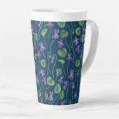 Waterverf viooltjes op blauw latte mok (Rechterhoek)