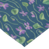 Waterverf viooltjes op blauw tafelkleed (Gekanteld)