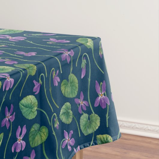 Waterverf viooltjes op blauw tafelkleed (Voorbeeld)