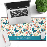 Waterverf vlinders bloemenmodern bureaumat<br><div class="desc">Deze prachtige bureaumat heeft een boeiende waterverf van delicate weidebloemen en mooie vlinders. Dit elegante toetsenbordpaneel voegt een verfijnde toets van natuurschoon toe aan uw werkruimte en is aanpasbaar met jouw naam om een uniek en stijlvol bureaudecor te creëer</div>