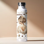 Waterverf vrouw met blond haar boho bevestiging waterfles<br><div class="desc">Versterk je dag met deze opbeurende waterverf boho affirmatie waterfles. Met een prachtige illustratie van een vrouw met vloeiend blond haar, is deze fles een herinnering om je natuurlijke schoonheid te omarmen en je kracht te vieren. De inspirerende bevestigingen op de fles zullen je aanmoedigen om positief te blijven en...</div>