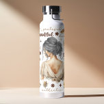 Waterverf Vrouw met Grijs Haar Boho Affirmation Waterfles<br><div class="desc">Versterk je dag met deze opbeurende waterverf boho affirmatie waterfles. Met een prachtige illustratie van een vrouw met grijs haar in een elegante updo, is deze fles een herinnering om je natuurlijke schoonheid te omarmen en je kracht te vieren. De inspirerende bevestigingen op de fles zullen je aanmoedigen om positief...</div>