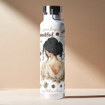 Waterverf vrouw met zwart haar boho bevestiging waterfles<br><div class="desc">Versterk je dag met deze opbeurende waterverf boho affirmatie waterfles. Met een prachtige illustratie van een vrouw met vloeiend zwart haar, is deze fles een herinnering om je natuurlijke schoonheid te omarmen en je kracht te vieren. De inspirerende bevestigingen op de fles zullen je aanmoedigen om positief te blijven en...</div>