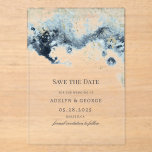 Waterverf Waves Minimalistisch Bewaar de datum Acryl Uitnodigingen<br><div class="desc">Deze save the date kaart heeft waterverf penseelstreken in diepe marineblauwe kleuren met gouden accenten die golven op het strand nabootsen, waardoor het een perfecte keuze is voor een zomer- of strandbruiloft. Het is minimalistisch en elegant in lay-out en lettertype keuzes, ook zeer gemakkelijk aan te passen. Pas aan met...</div>