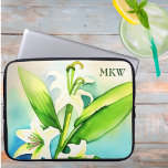 Waterverf White Lily met Monogram Laptop Sleeve<br><div class="desc">Ervaar de perfecte mix van artistieke schoonheid en praktische mogelijkheden met onze persoonlijke waterverf lelie laptop sleeve. Verhoog de stijl van uw laptop en bescherm hem met elegantie.</div>