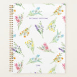 Waterverf Wildbloemen Aangepast Planner<br><div class="desc">Wildbloemen planner,  ongedateerd en klaar om te personaliseren met jouw naam en het jaar. Het rendabele patroon van de waterverf van wilde bloemen in roze,  paarse,  oranje,  gele en blauwe bloemstukken. Het tuinontwerp voor meisjes en vrouwen in een huistuin - perfect voor de universiteit van de huisbranche ... </div>