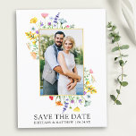 Waterverf Wildflower foto Opslaan van de datum Briefkaart<br><div class="desc">Het moderne Waterverf Wildflower Wedding Verloving Announcement Save The Date Briefkaart bevat delicate geel,  roze,  perzik,  stoffig blauw,  salie groen,  paarse,  rode en oranje wilde bloemen,  papavers,  eucalyptusbladeren en andere prachtige botanische groen op een gouden lijst. Paar Foto.</div>
