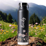 Waterverf Wildflower Garden Monogram Naam Waterfles<br><div class="desc">Drijf uw dorst in stijl met onze prachtige Waterverf Wildflower Garden Monogram Naam Waterfles. Gemaakt met duurzaamheid en elegantie in het achterhoofd, is deze slanke fles versierd met een adembenemend waterverf wildflower tuinontwerp, dat de schoonheid van natuur oproept. Personaliseer uw flesje met uw monogram en naam om het uniek van...</div>