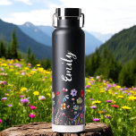 Waterverf Wildflower Garden Monogram Naam Waterfles<br><div class="desc">Drijf uw dorst in stijl met onze prachtige Waterverf Wildflower Garden Monogram Naam Waterfles. Gemaakt met duurzaamheid en elegantie in het achterhoofd, is deze slanke fles versierd met een adembenemend waterverf wildflower tuinontwerp, dat de schoonheid van natuur oproept. Personaliseer uw flesje met uw monogram en naam om het uniek van...</div>