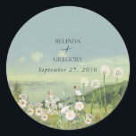 Waterverf Wildflower Mountain Landscape Wedding Ronde Sticker<br><div class="desc">Een prachtige waterverf wilde bloem en berglandschap bruiloft ontwerp. Een uniek ontwerp dat gebruik maakt van witte waterverf wilde bloemen en een waterverf berglandschap op de achtergrond. Een modern wild bloemontwerp met bergen en rivieren aan het meer. Een stijlvol ontwerp van de sticker met moderne elementen. Bijpassende huwelijksuitnodigingen en andere...</div>