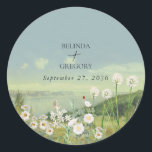 Waterverf Wildflower Mountain Landscape Wedding Ronde Sticker<br><div class="desc">Een prachtige waterverf wilde bloem en berglandschap bruiloft ontwerp. Een uniek ontwerp dat gebruik maakt van witte waterverf wilde bloemen en een waterverf berglandschap op de achtergrond. Een modern wild bloemontwerp met bergen en rivieren aan het meer. Een stijlvol ontwerp van de sticker met moderne elementen. Bijpassende huwelijksuitnodigingen en andere...</div>