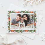 Waterverf Winter Botanicals: kerstfoto Feestdagenkaart<br><div class="desc">Vrolijk kerstfeest! Verstuur je vakantiewensen en groeten naar familie en vrienden met dit aanpasbare briefkaart met de florale kerstfoto. Het bevat waterverf pinecones, dennenaalden, hollies, bessen en poinsettia. Personaliseer door namen, bericht en een horizontale foto toe te voegen. Dit briefkaart voor de foto op de florale vakantie is verkrijgbaar in...</div>