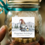 Waterverf Winter Christmas Gnome gepersonaliseerd Labels<br><div class="desc">Deel uw vakantie bakken met vrienden en familie met deze Waterverf Winter Christmas Gnome Gepersonaliseerde Vakantie Bakken Labels. Label design beschikt over een vrolijke kerst kabouter met een verlichte lantaarn met een bergbos achtergrond met vallende sneeuw met tekst die u kunt personaliseren met uw eigen vakantie begroeting en familienaam. Extra...</div>