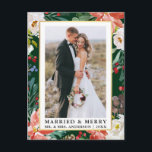 Waterverf Winter Floral Green Married en Merry Briefkaart<br><div class="desc">De Elegant Waterverf Winter Floral Pas getrouwd Foto van het Briefkaart met vrolijke en vrolijke kerst bevat prachtige rode waterverf punsettias,  botanische groen,  winterbladeren,  holbessen en witte rozen. Goud Lijst.</div>