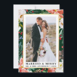 Waterverf Winter Floral Green Married en Merry Feestdagenkaart<br><div class="desc">De Elegant Waterverf Winter Floral Pas getrouwd Foto met een vrolijke en vrolijke kerstkaart bevat prachtige rode waterverf punsettias,  botanische groen,  winterbladeren,  holbessen en witte rozen.</div>