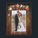 Waterverf Winter Floral Pas getrouwd Kerstmis Briefkaart<br><div class="desc">Rustic Wood Elegant Waterverf Winter Floral Wood Pas getrouwd Foto Merry Kerstmis Briefkaart omvat prachtige waterverf rode landpunten,  botanische groen,  winterbladeren,  holly bessen,  witte rozen,  katoen,  pijnbomen en blauwe bessen. Rustic Country Wood and String Lights.</div>