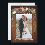 Waterverf Winter Floral Pas getrouwd Kerstmis Feestdagenkaart<br><div class="desc">Rustieke Wood Elegant Waterverf Winter Floral Wood Pas getrouwd Photo Merry Christmas Kaart bevat prachtige waterverf rode poinsettias,  botanisch groen,  wintergroen,  holly berries,  witte rozen,  katoen,  dennenappels en blauwe bessen. Rustiek Land Hout en String Lights.</div>