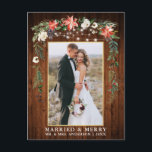 Waterverf Winter Floral Wood Gold Married Merry Briefkaart<br><div class="desc">Rustic Wood Elegant Waterverf Winter Floral Wood Pas getrouwd Foto met huwelijk en vrolijk kerstfeest Briefkaart bevat mooie rode waterverf punsettias,  botanische groen,  winterbladeren,  holly bessen,  witte rozen,  katoen,  pijnboompitten en blauwe bessen. Rustic Country Wood and String Lights. Goud Lijst.</div>