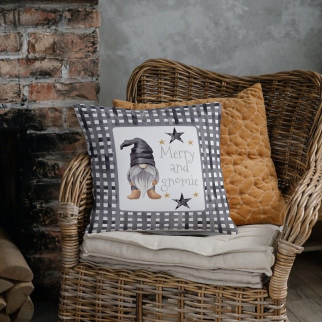 Waterverf Winter Gnome op Buffalo Check Christmas Kussen (Cute gnome on buffalo check background design for Christmas pillow.)