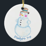 Waterverf Winter Snowman Persoonlijk Keramisch Ornament<br><div class="desc">Handbeschilderde waterverf wintersneeuwman gepersonaliseerde versiering. De rug kenmerkt het waterverf sneeuwflake patroon in schaduwen van blauw.</div>