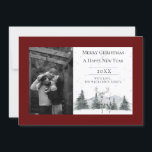 Waterverf winterrendier | Rode foto Feestdagenkaart<br><div class="desc">Stuur oprechte vakantiewensen met deze prachtig vervaardigde Red Waterverf Winter Reindeer Photo Holiday Kaart. Met een serene scène van besneeuwde pijnbomen, vallende sneeuw en een sierlijk wit rendier, brengt dit ontwerp de stille magie van het seizoen tot leven. Je favoriete familiefoto is het hart van de kaart, gecombineerd met moderne...</div>