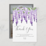 Waterverf Wisteria Foto | Bat Mitzvah Bedankkaart<br><div class="desc">Dit ontwerp bevat elegante waterverf wisteria-bloemen in zacht lavendel en paars met groene bladeren op een witte achtergrond met je Bat Mitzvah Bedankt bericht hieronder. Op het achterste voeg uw favoriete foto toe. Personaliseer door de tekst in de tekstvakjes uit te geven en uw afbeelding toe te voegen. Ontworpen voor...</div>