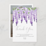 Waterverf Wisteria Foto | Bat Mitzvah Bedankkaart<br><div class="desc">Dit ontwerp bevat elegante waterverf wisteria-bloemen in zacht lavendel en paars met groene bladeren op een witte achtergrond met je Bat Mitzvah Bedankt bericht hieronder. Op het achterste voeg uw favoriete foto toe. Personaliseer door de tekst in de tekstvakjes uit te geven en uw afbeelding toe te voegen. Ontworpen voor...</div>