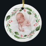Waterverf Wreath Baby's eerste kerstfoto Keramisch Ornament<br><div class="desc">Voeg een gepersonaliseerd accent toe aan je kerstboom met de eerste kerstfoto-versiering van deze baby. Het bevat illustraties van de waterverf van groen,  heiligen en bessen. Personaliseer door uw foto,  naam en datum toe te voegen. Deze feestfoto met een kerstcadeau is ook perfect.</div>