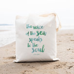 Waterverf Zee Citaat Canvas tas<br><div class="desc">"De stem van het zee spreekt met de ziel." Kenmerkt het citaat van Kate Chopin "het Ontwaken"in een borstellijndoopvont en droomige zeeglazen de waterverf huiden. Ideaal voor strandliefhebbers,  strandhuizen of iedereen die zich geïnspireerd voelt door de oceaan!</div>