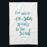 Waterverf Zee Quote Kitchen Towel Theedoek<br><div class="desc">"De stem van het zee spreekt met de ziel." Kenmerkt het citaat van Kate Chopin "het Ontwaken"in een borstellijndoopvont en droomige zeeglazen de waterverf huiden. Ideaal voor strandliefhebbers,  strandhuizen of iedereen die zich geïnspireerd voelt door de oceaan!</div>