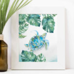 Waterverf Zee Schildpad en Monstera Leaves Poster<br><div class="desc">Ideaal voor kinderslaapkamers,  badkamers en woonwijken in je tropische strandhuis. Deze afdruk is voorzien van mijn oorspronkelijke hand schilderde waterverf zee schildpad en monstera palmbladeren in schaduwen van groen en blauw turquoise. Het komt overeen met mijn zee zijdedecor collectie. Ga naar www.zazzle.com/dotellabelle voor meer kunst van Victoria Rigali-Design</div>