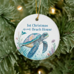 Waterverf Zee Turtle 1st Christmas Beach House Keramisch Ornament<br><div class="desc">Waterverf zeeen schildpad ornament met de tekst "1st Christmas in our beach house" in blauw en groen voor een Kustkerst. Personaliseer het met je familienaam of een bericht en het jaar op de achterkant.</div>