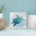 Waterverf Zee Turtle Nautical Coastal Ocean Tegeltje<br><div class="desc">Deze oceaan thema keramische tegel beschikt over een schattige aqua blauw zee schildpad zwemmen op een scheut van waterverf oceaan golf.</div>