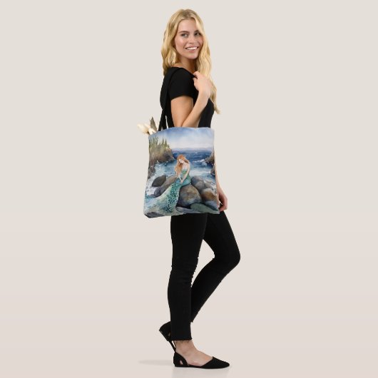 Waterverf zeemeermin op oceaanrotsen tote bag (Op model)