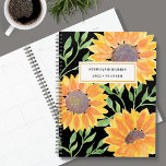 Waterverf Zonnebloem Gepersonaliseerd 2023 Planner<br><div class="desc">Deze unieke Planner is versierd met gele waterverf zonnebloemen en groene bladeren op een zwarte achtergrond. Eenvoudig aan te passen met jouw naam en jaar. Omdat wij ons kunstwerk creëer,  zult u dit nauwkeurige afbeelding niet vinden van andere ontwerpers. Oorspronkelijke Waterverf © Michele Davies.</div>