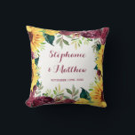 Waterverf Zonnebloemen - Grenshuwelijk Kussen<br><div class="desc">Dit kussen is voorzien van waterverf zonnebloemen, bordeaux rozen en groen bladblad. Personaliseer het met namen en datum. Dit kussen maakt deel uit van een collectie met bijpassende bruiloft briefpapier en geschenken. Bezoek onze winkel of onze huwelijkspagina's om het volledige assortiment producten te zien dat u kunt personaliseren voor uw...</div>