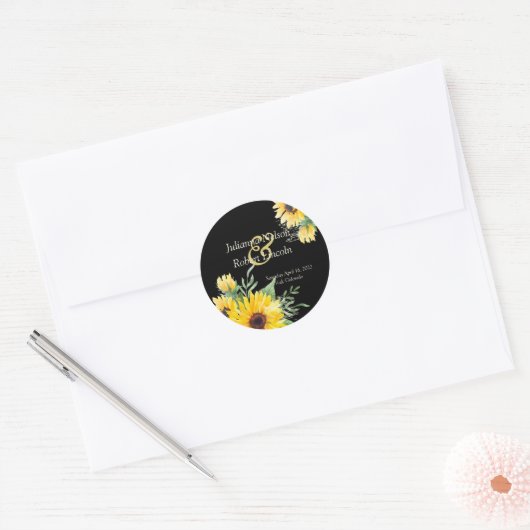 Waterverf zonnebloemen op zwarte bruiloft ronde sticker (Envelop)
