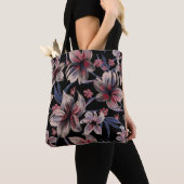 Waterverven Crimson Bloemen op zwart Tote Bag (Dichtbij)