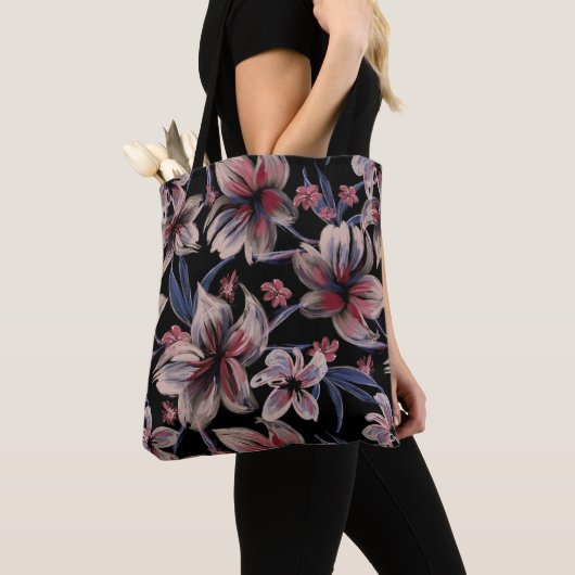 Waterverven Crimson Bloemen op zwart Tote Bag (Dichtbij)