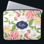 Waterverven roze groene en gele lentbloemen laptop sleeve<br><div class="desc">Elegante moderne waterverven illustreren roze rozen en bleekgele lentbloemen. witte achtergrond en aanpasbaar monogram op blauw van de marine, label/lijst.</div>
