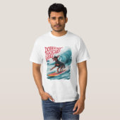 Wave Rider: Doberman Pinscher Hond surfen in stijl T-shirt (Voorkant volledig)